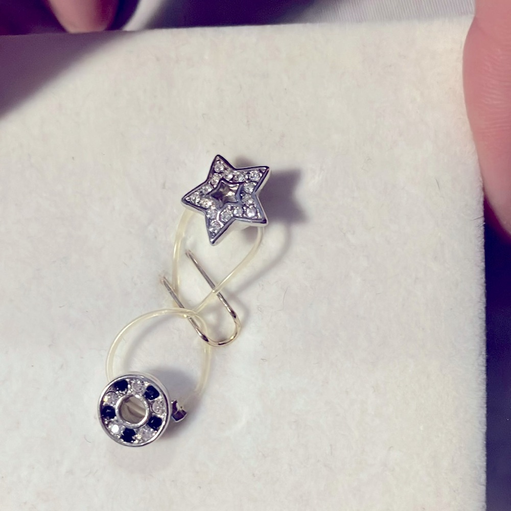 Set of two toe rings in diver and Swarovski crystal with clear elastic bands.